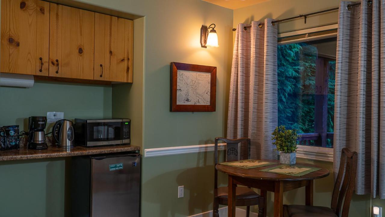 Wild Pacific Guest Suites Юклулет Екстер'єр фото