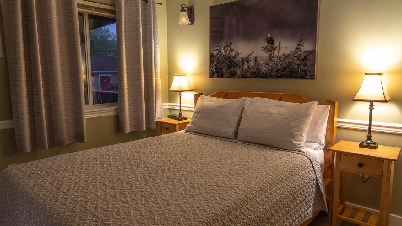 Wild Pacific Guest Suites Юклулет Екстер'єр фото