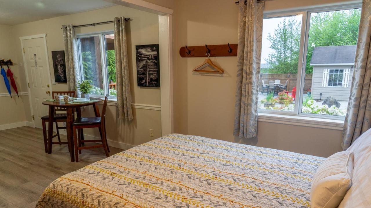 Wild Pacific Guest Suites Юклулет Екстер'єр фото