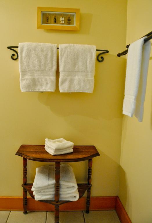 Wild Pacific Guest Suites Юклулет Екстер'єр фото